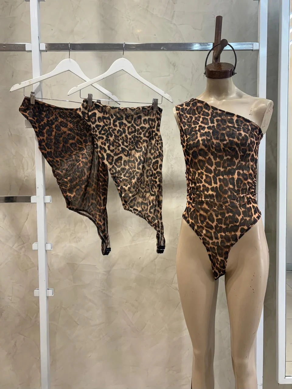 Body un hombro animal print tull