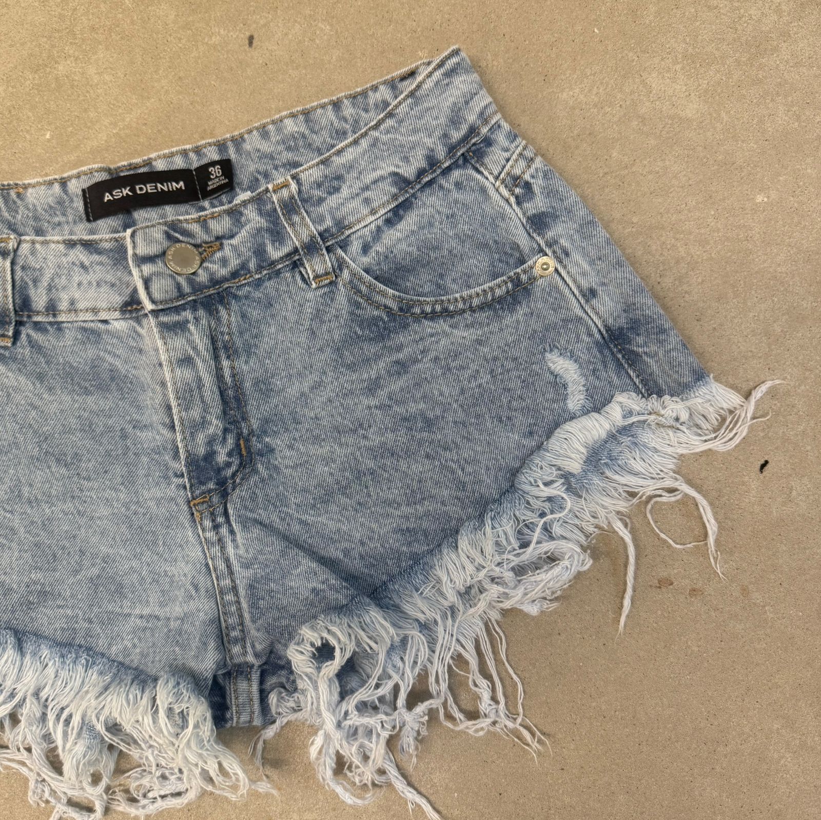 Short celeste tiro bajo quebrado localizado desflecado