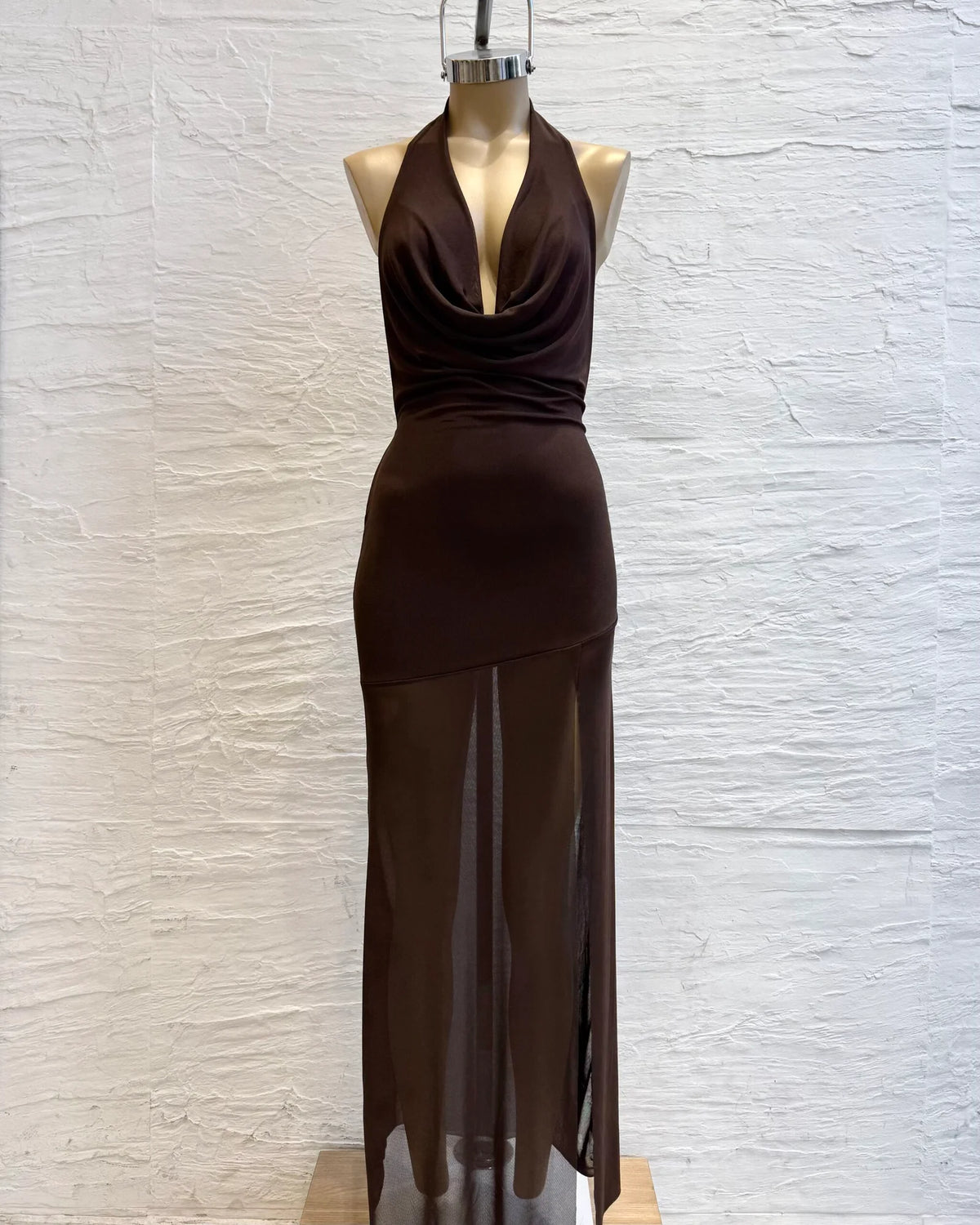 Vestido largo tul liso marilyn buche caido forrado con pollera irregular tajo adelante