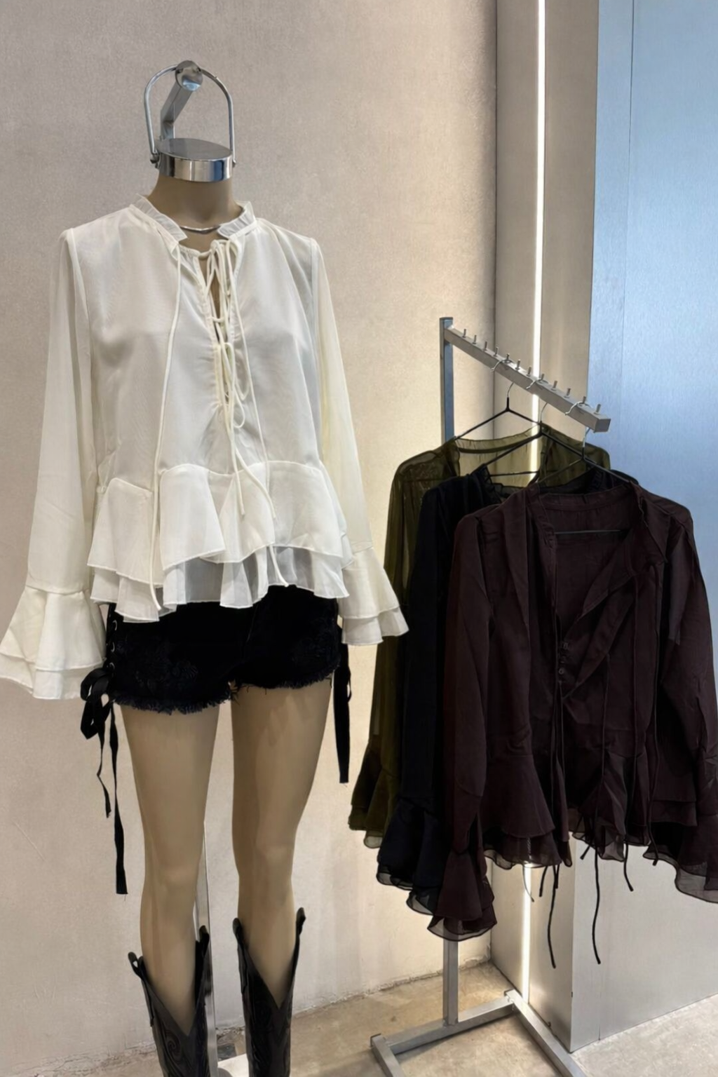 Blusa de tul manga larga cuello  mao volados