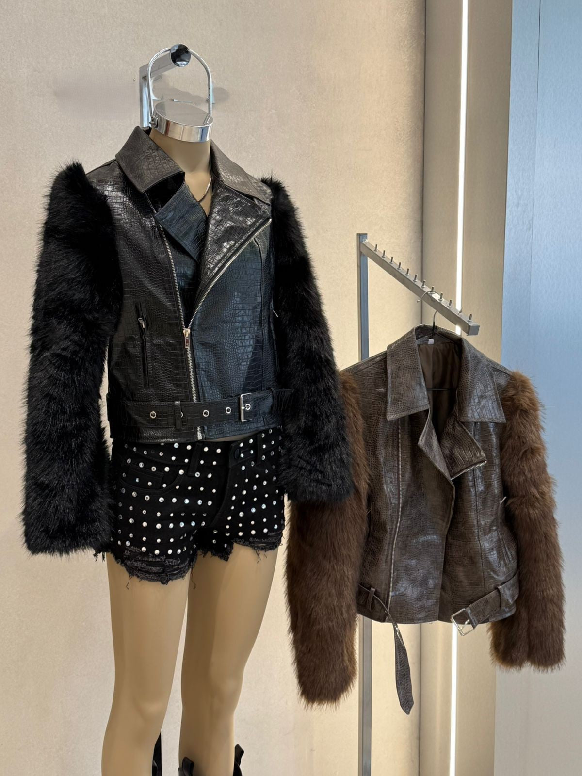 Campera cocodrilo con mangas de piel