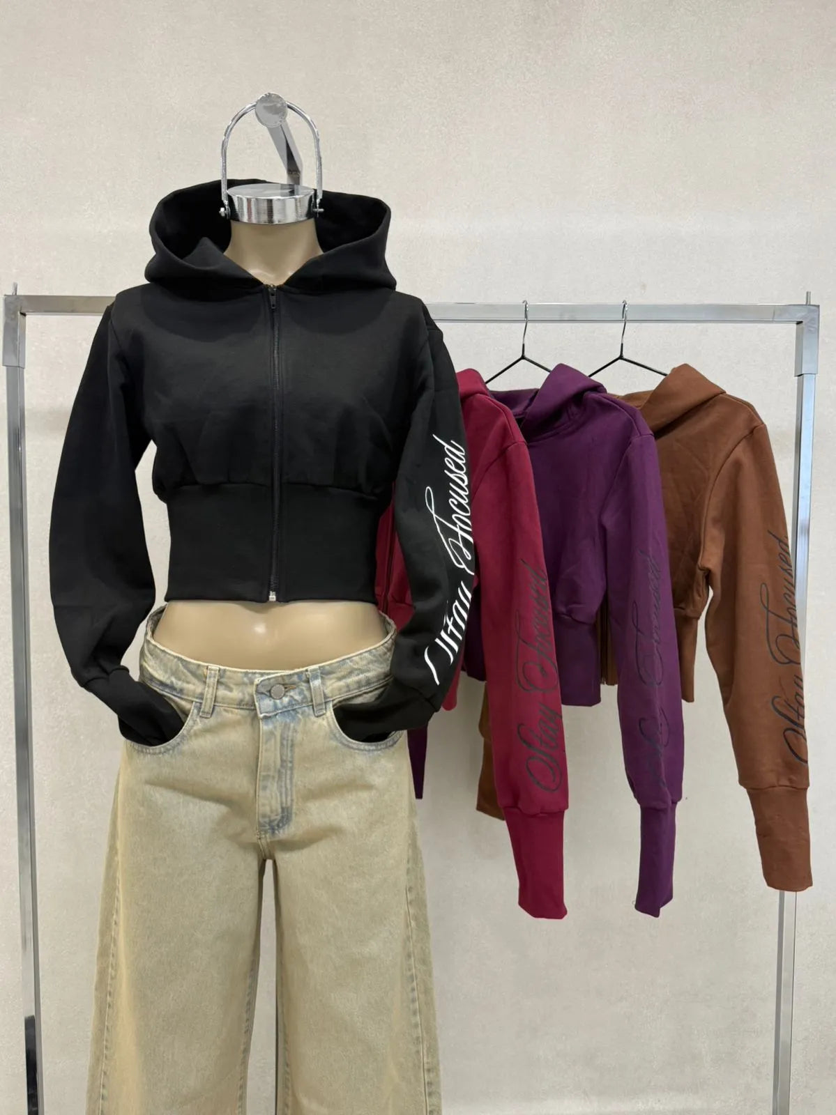 Campera crop con cierre y capucha stay focused