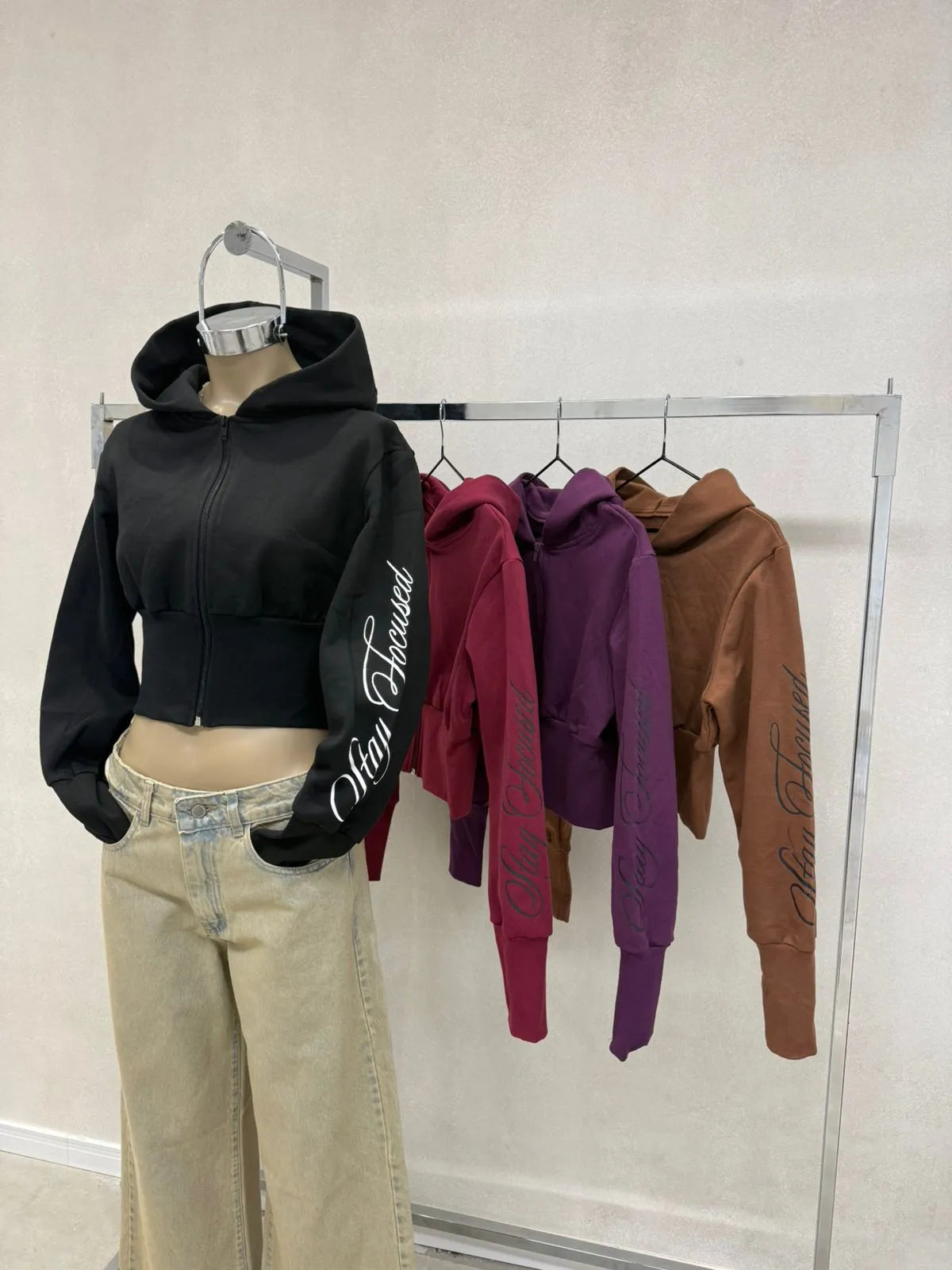 Campera crop con cierre y capucha stay focused