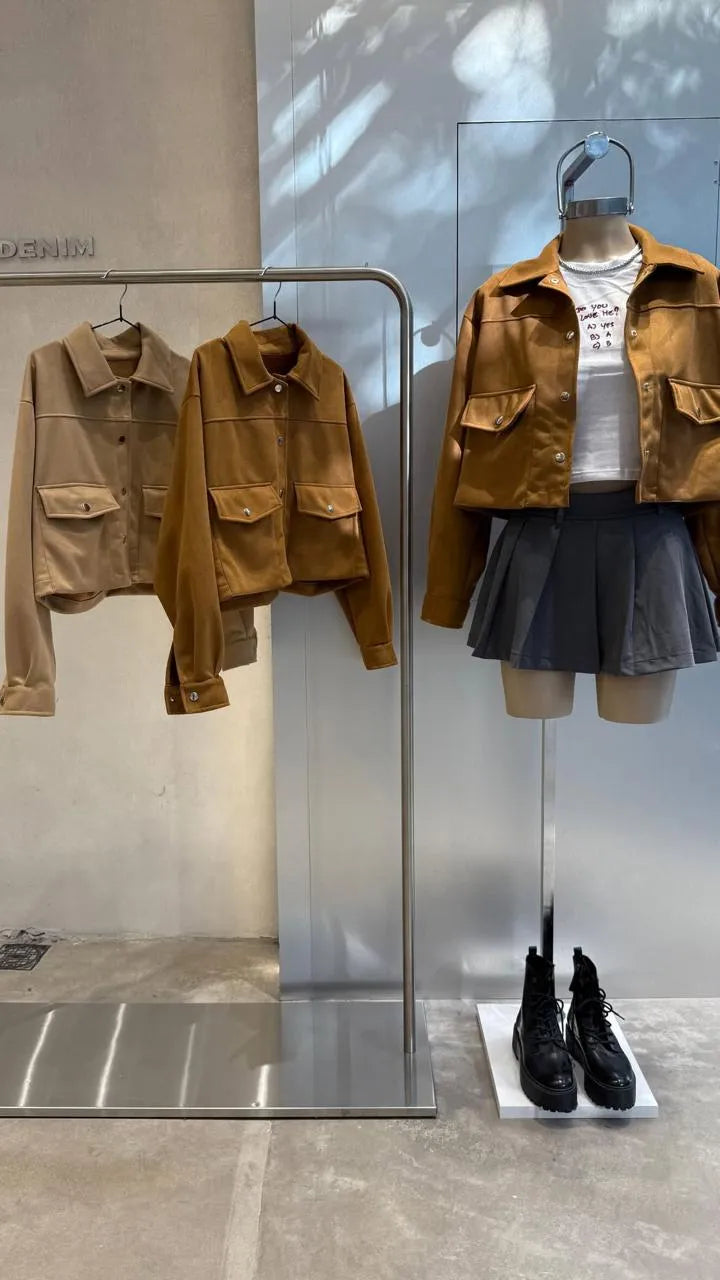Campera crop de gamuza bolsillo al ruedo