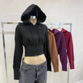 Campera crop frizado con capucha acordonada