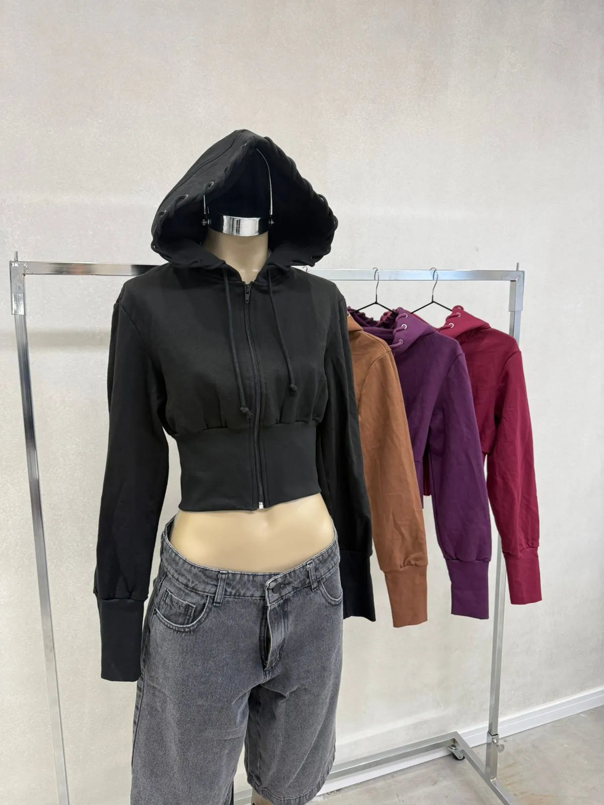 Campera crop frizado con capucha acordonada