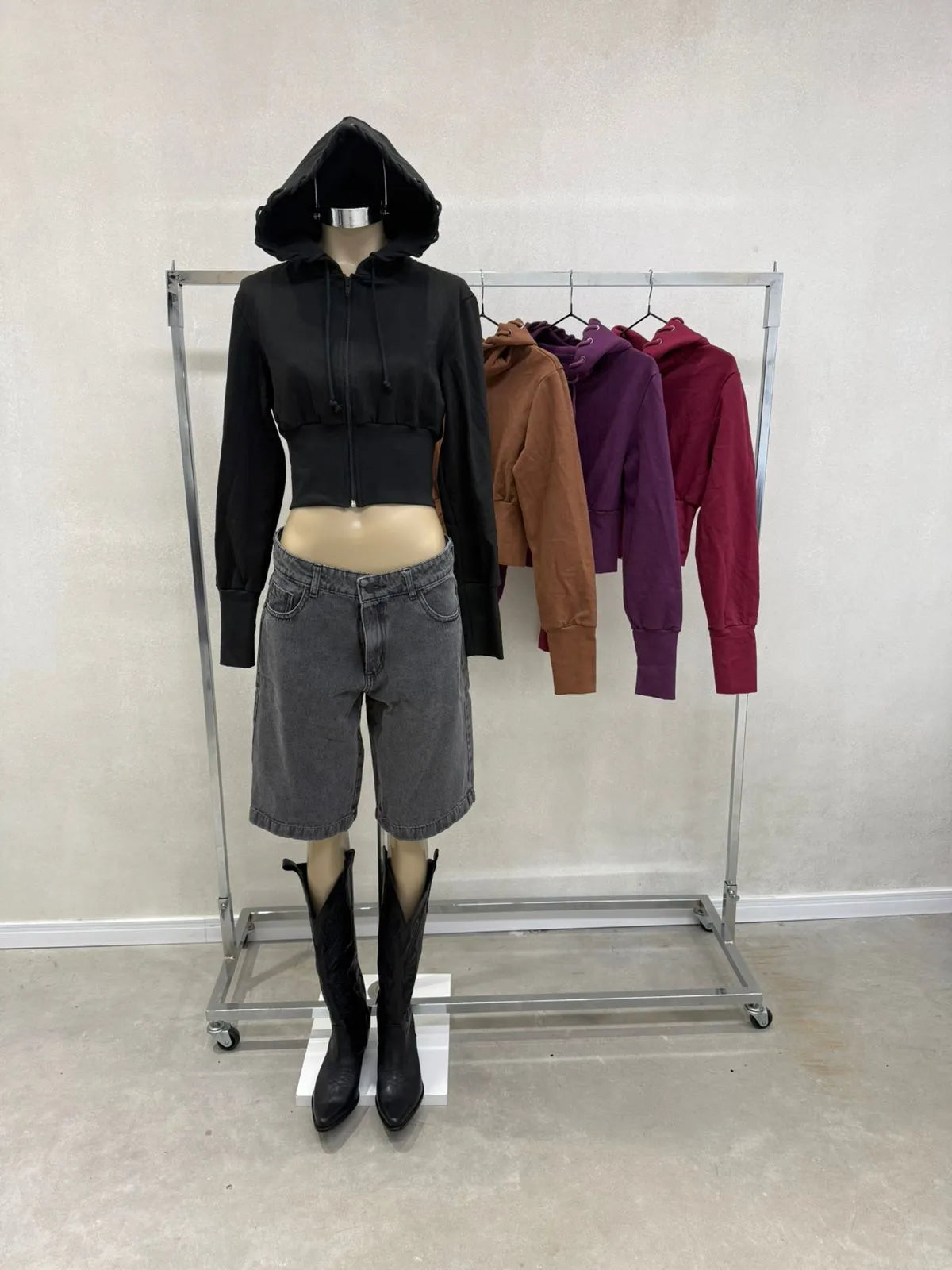 Campera crop frizado con capucha acordonada