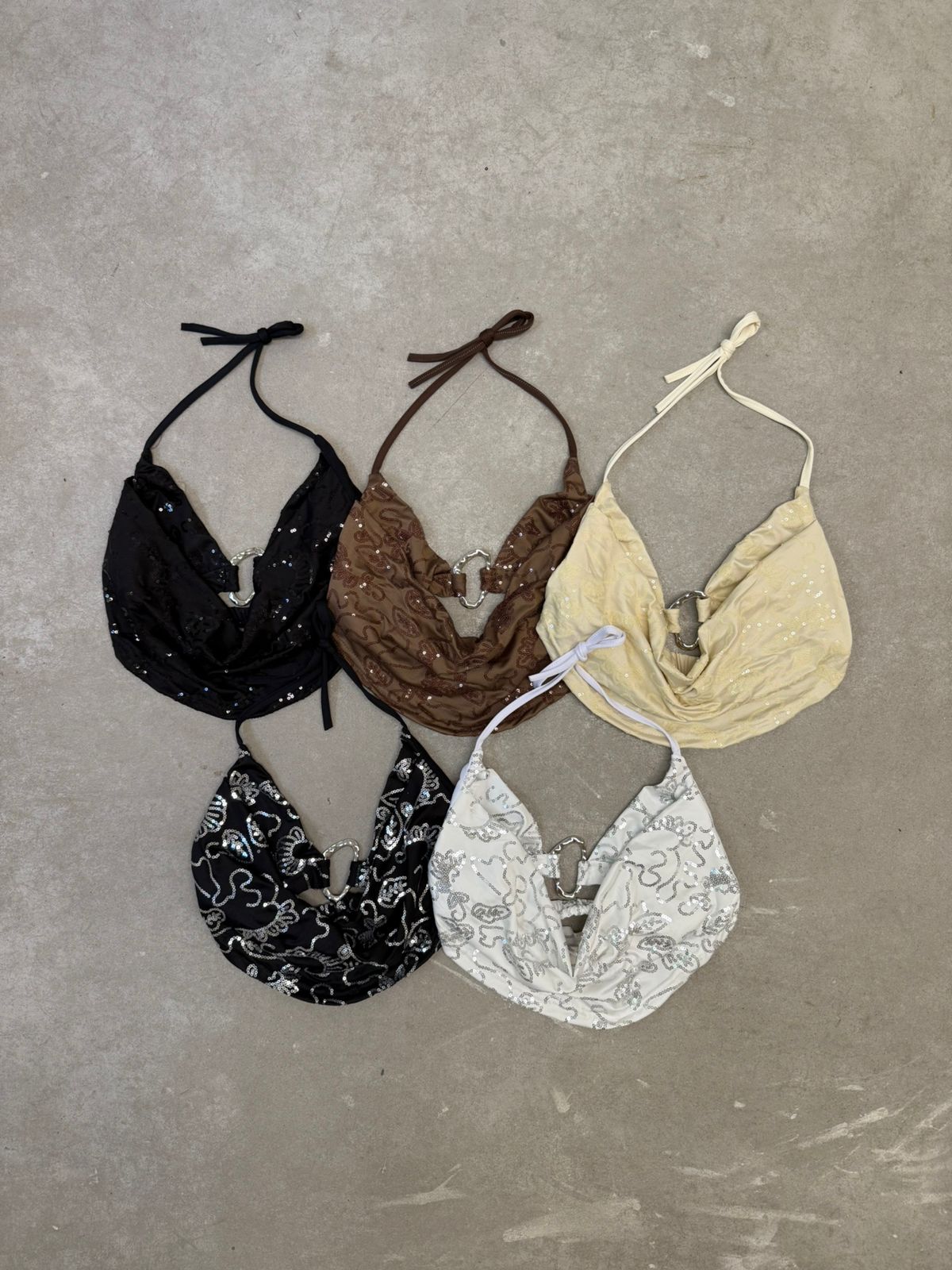 Crop top halter con hebilla