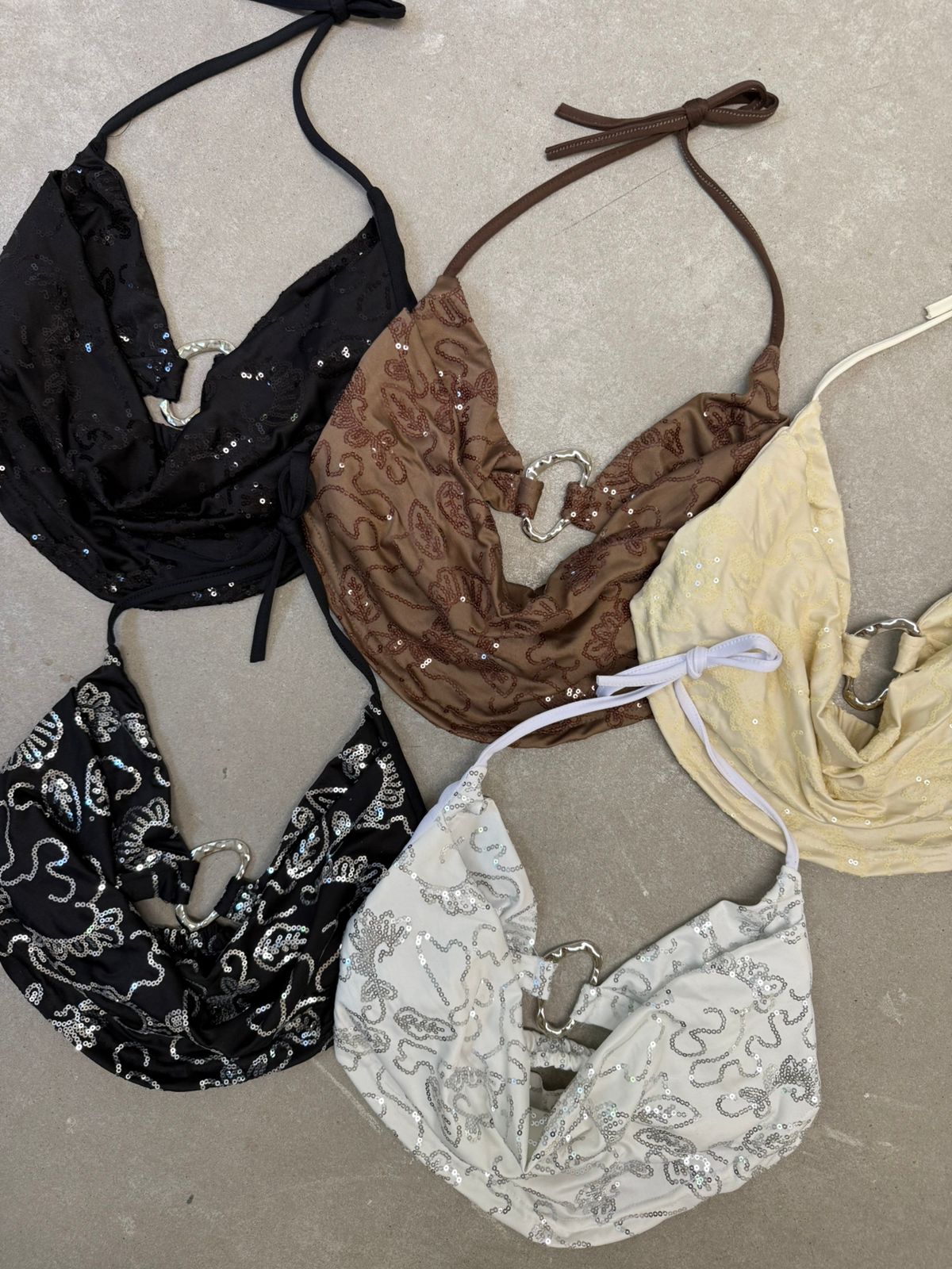 Crop top halter con hebilla