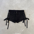 Short negro tiro bajo desflecado con ojalillos y cordones para ajustar costados