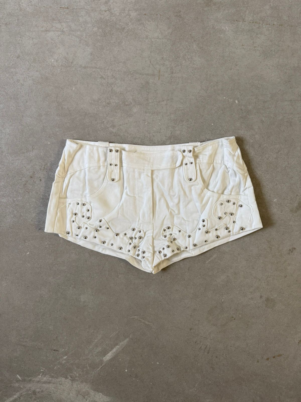 Short tiro bajo tachas y cinturon