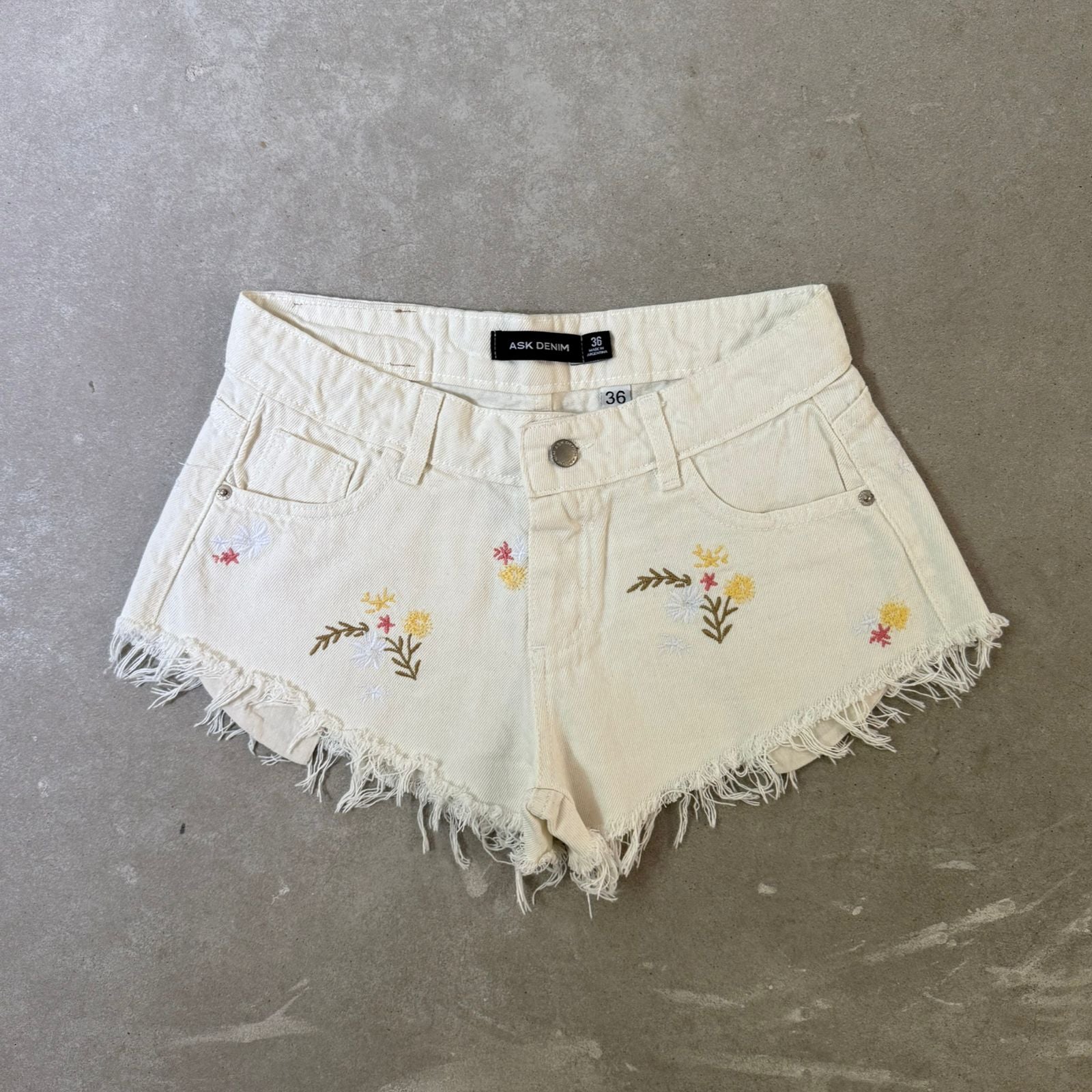 Short apto tiro bajo desflecado bordado flores