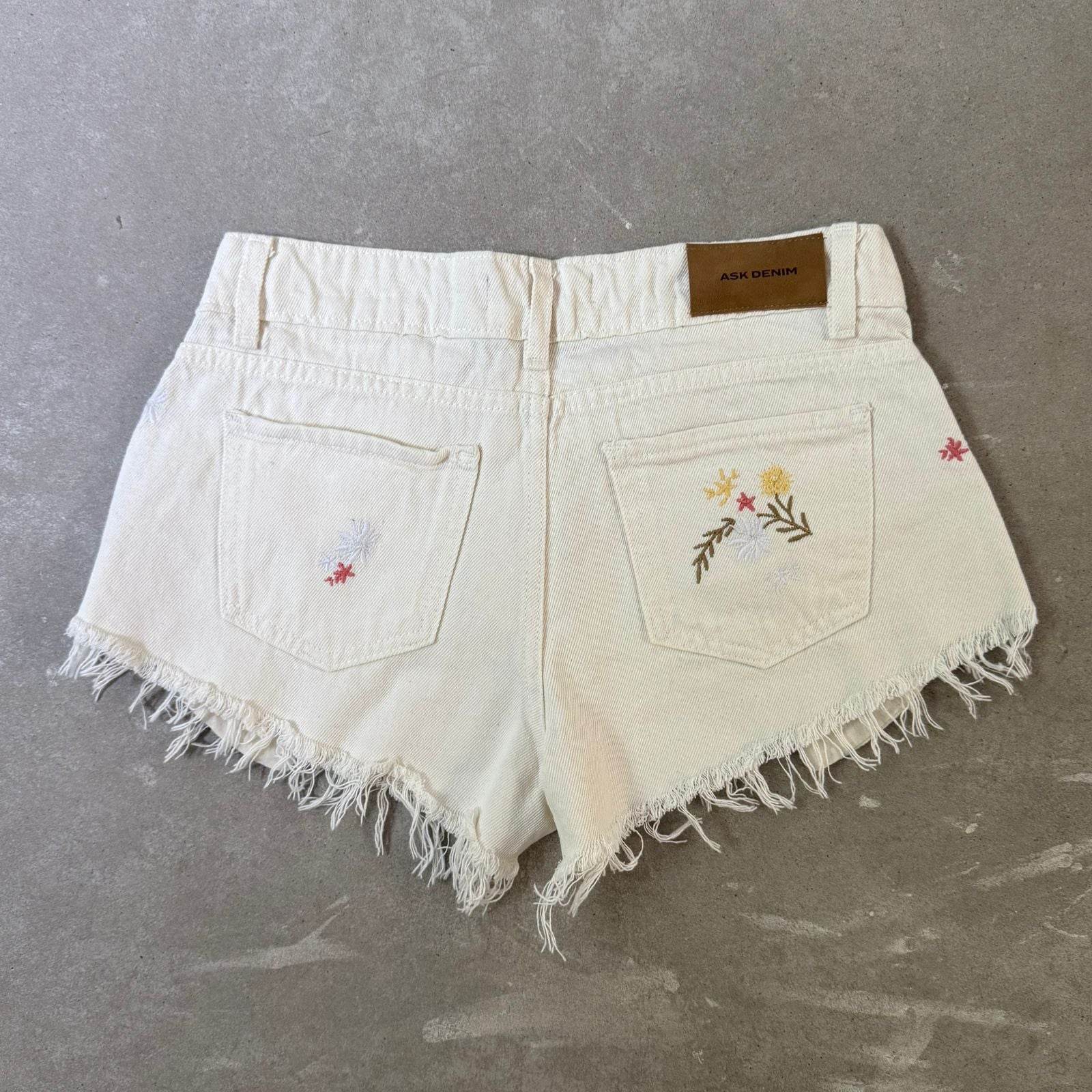 Short apto tiro bajo desflecado bordado flores