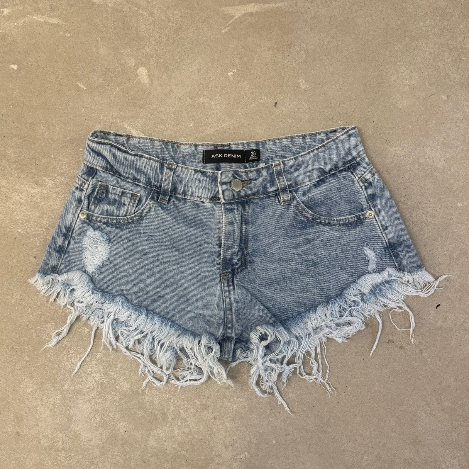 Short celeste tiro bajo quebrado localizado desflecado