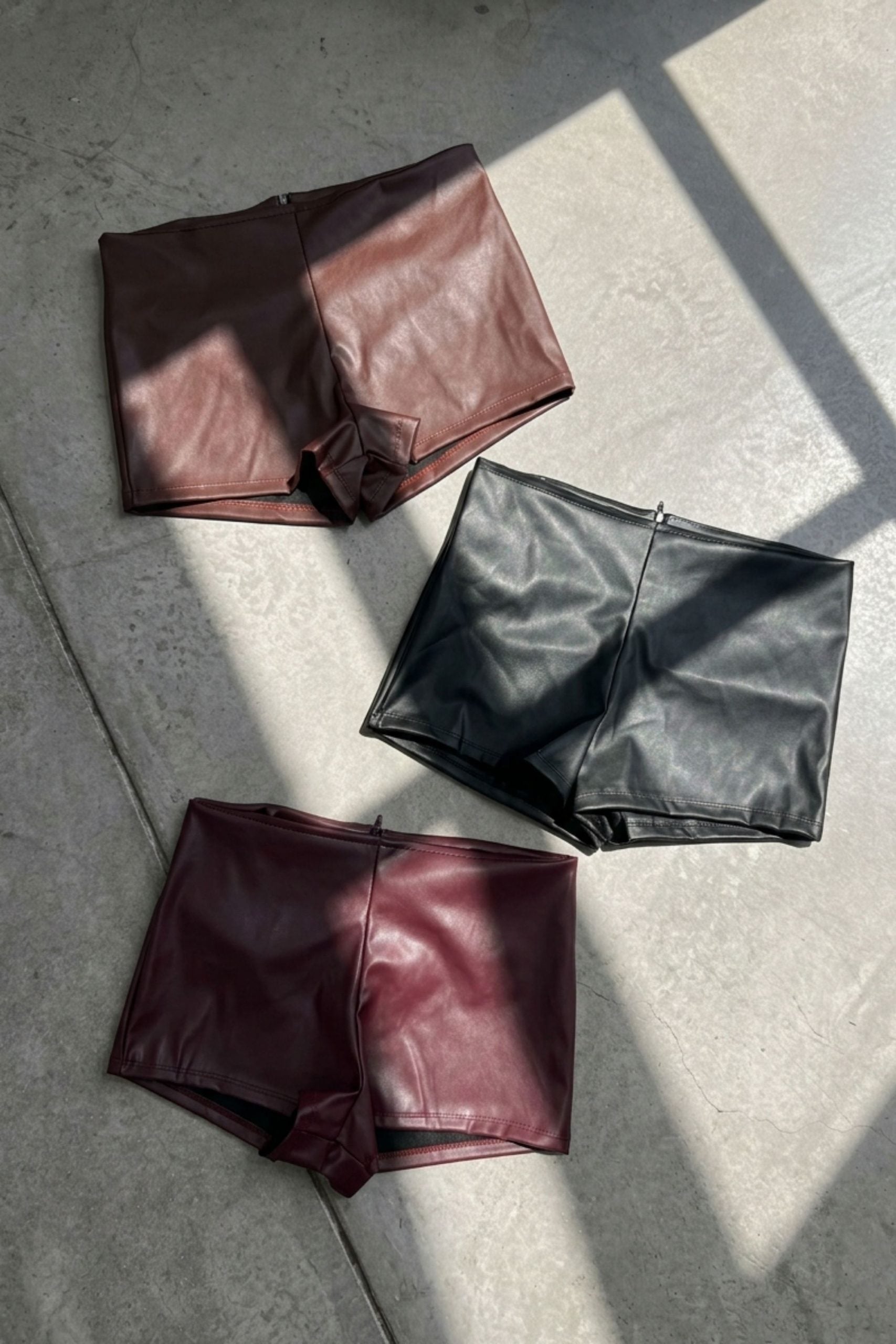Short cuerina liso clasico con pinza y cierre atras