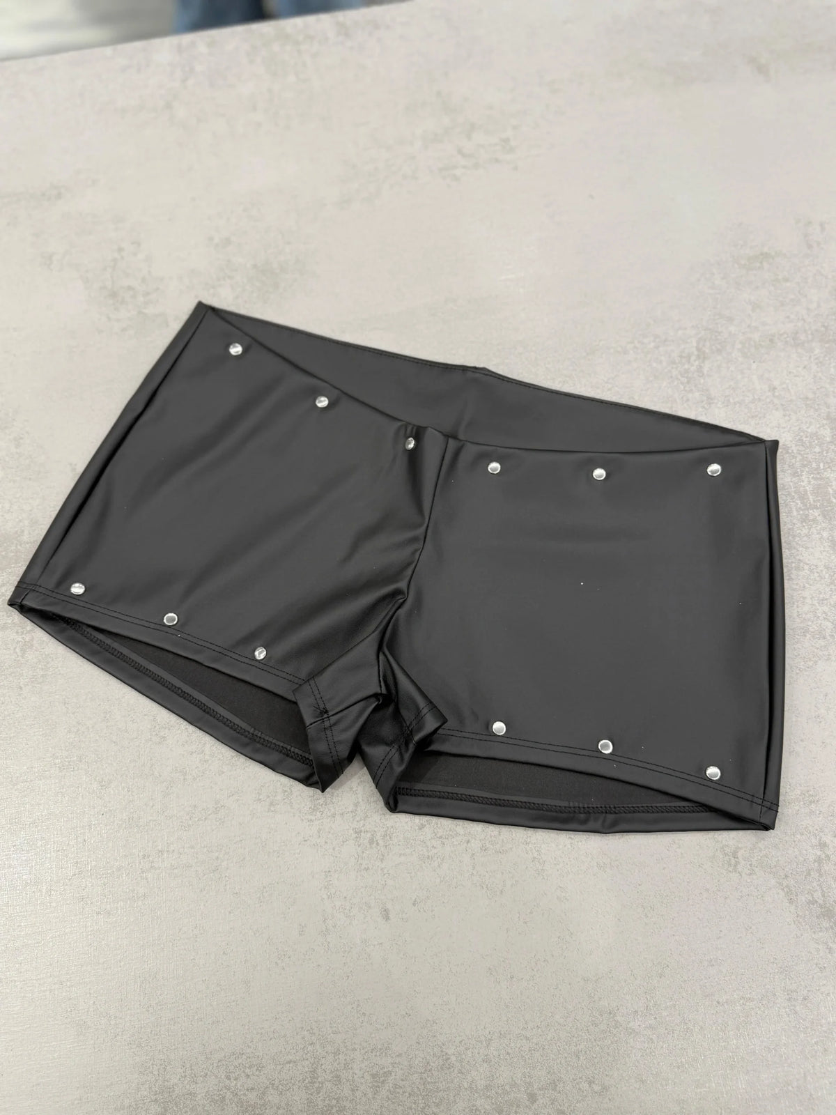 Short cuerina tiro bajo con tachas
