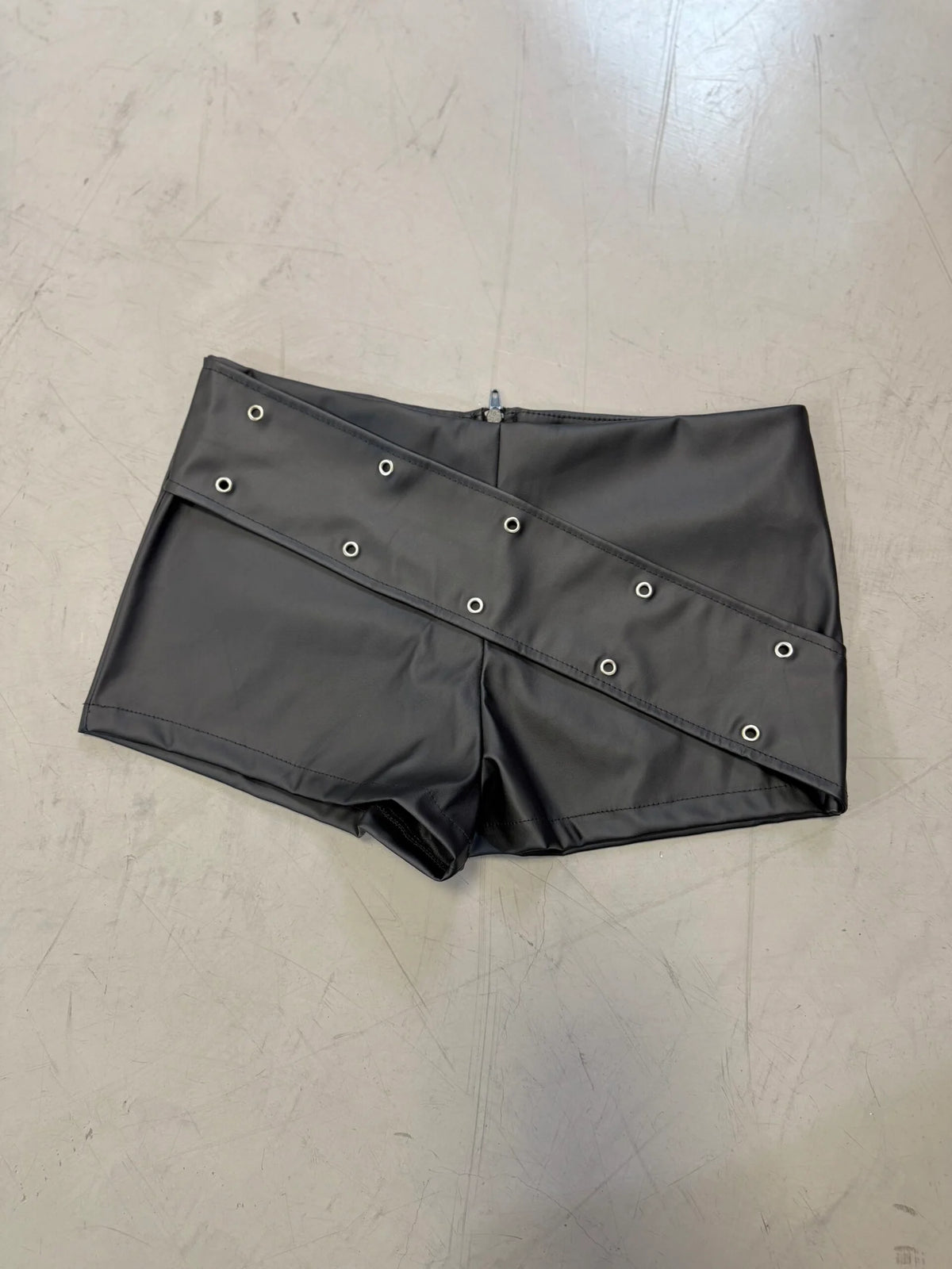 Short cuerina tiro bajo ojalillos