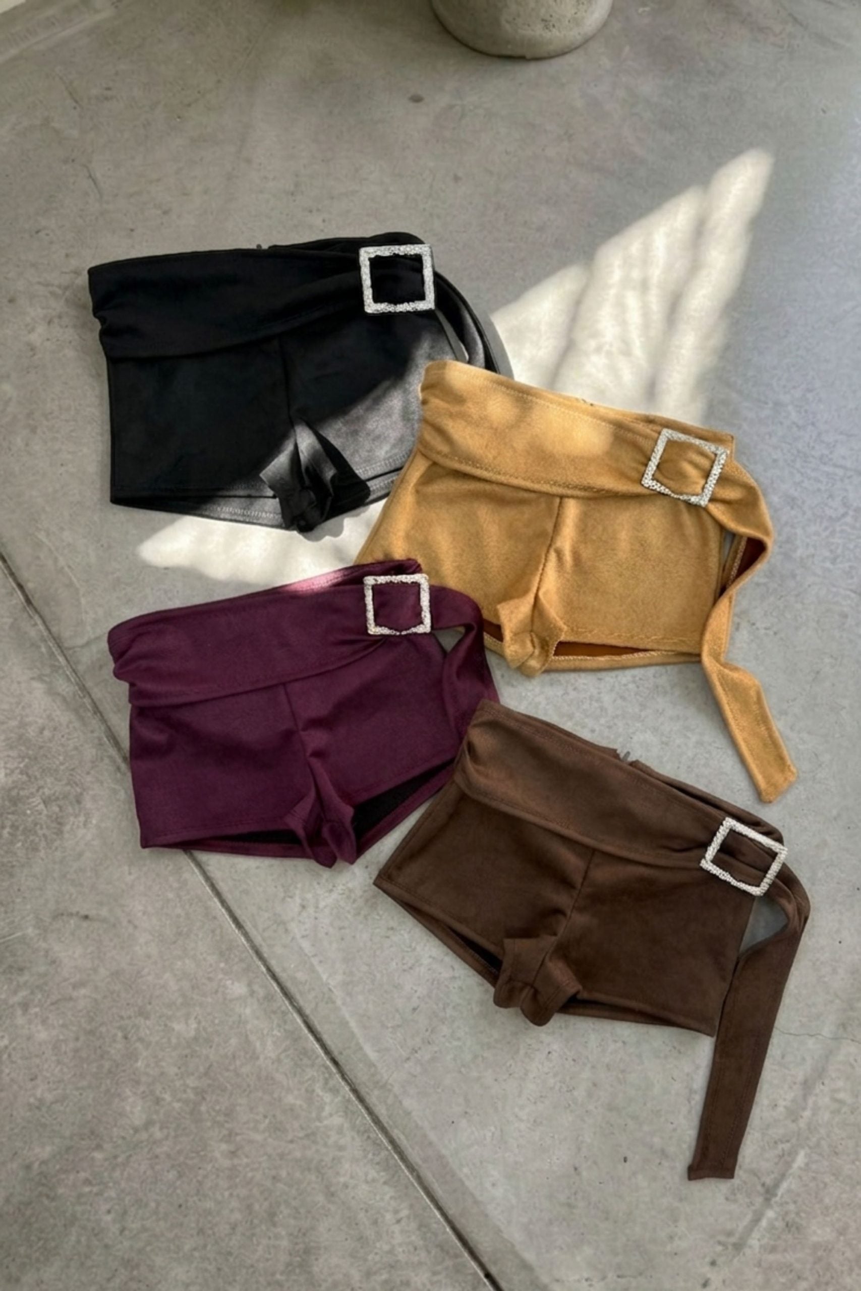 Short gamuza suede texa con cierre y lazo hebilla cuadrada