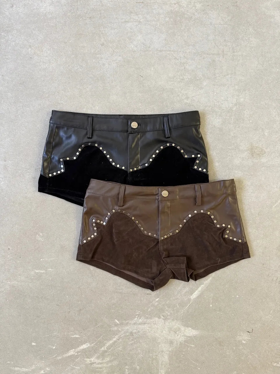 Short tiro bajo combinado y tachas