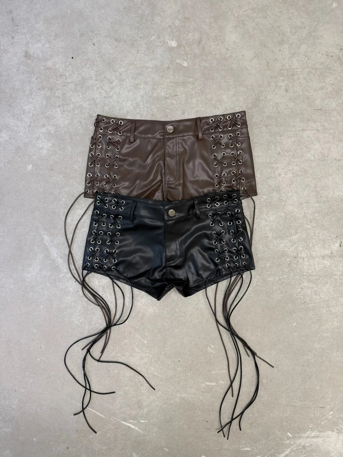 Short tiro bajo engomado con tiras para atar