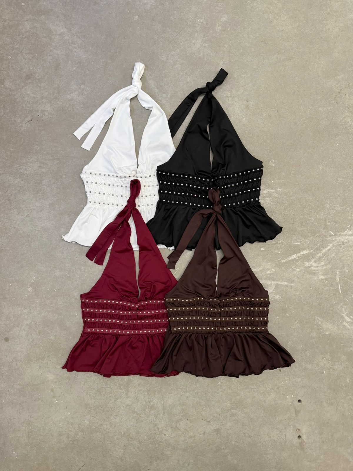 Top con tiras para atar frunce en cintura y tachas