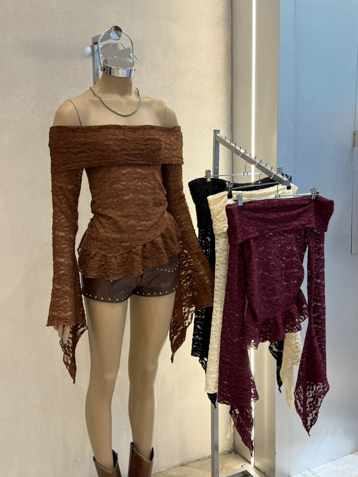 Top cuello bote offshoulders asimetrico encaje