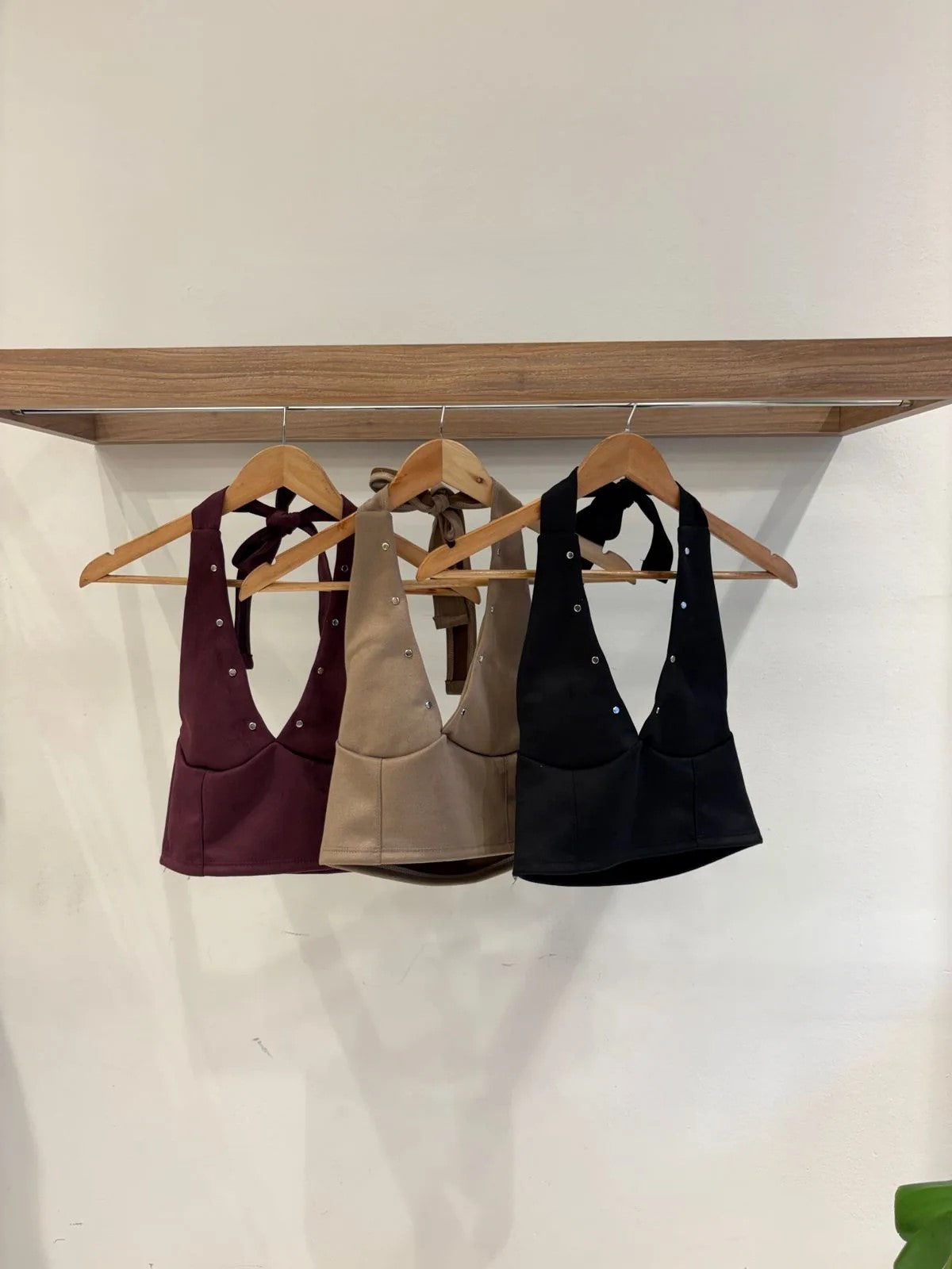 Top halter para atar con tachas