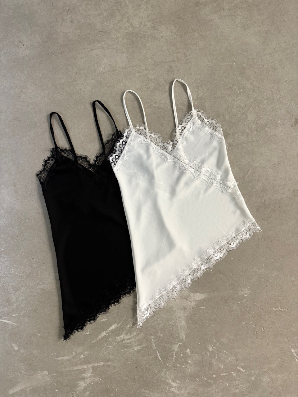 Top irregular saten con puntilla