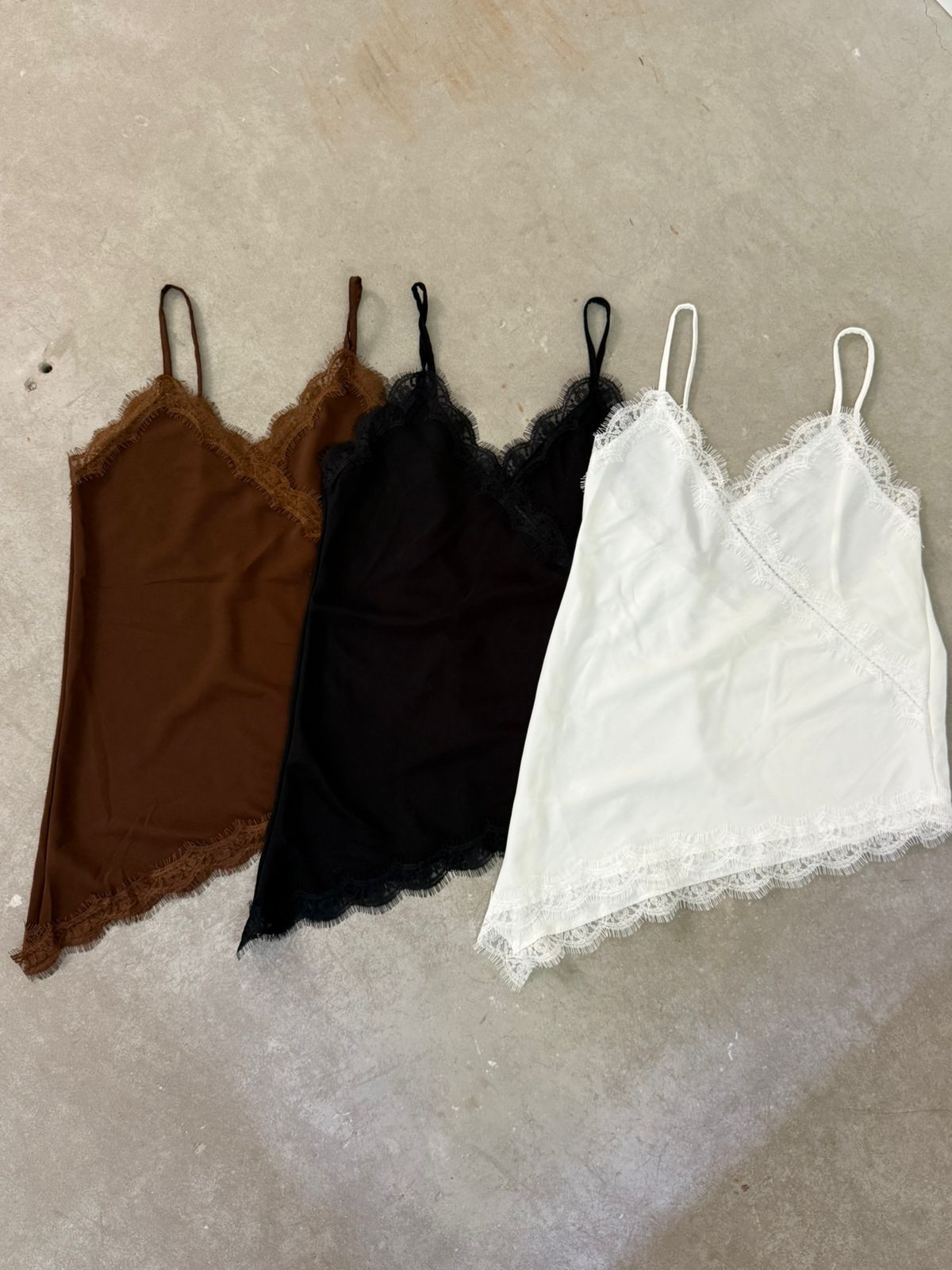 Top irregular saten con puntilla