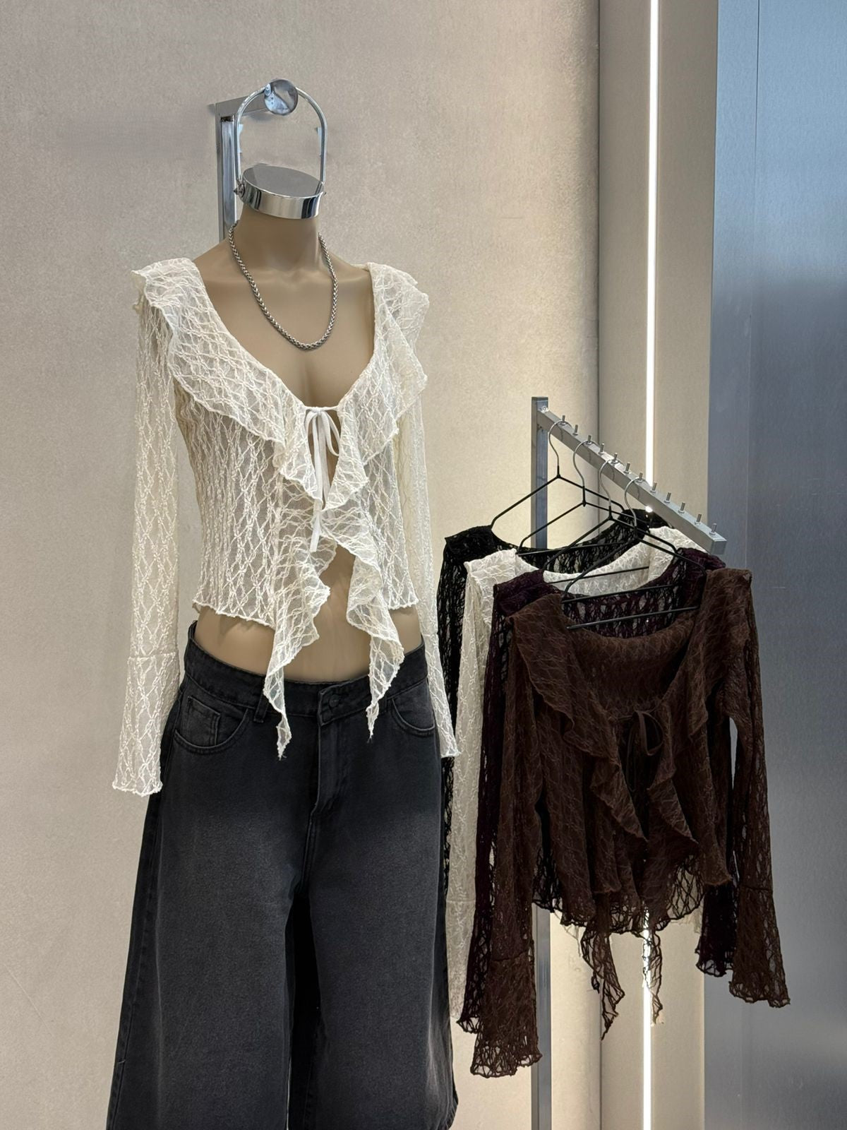 Top manga larga escote volados