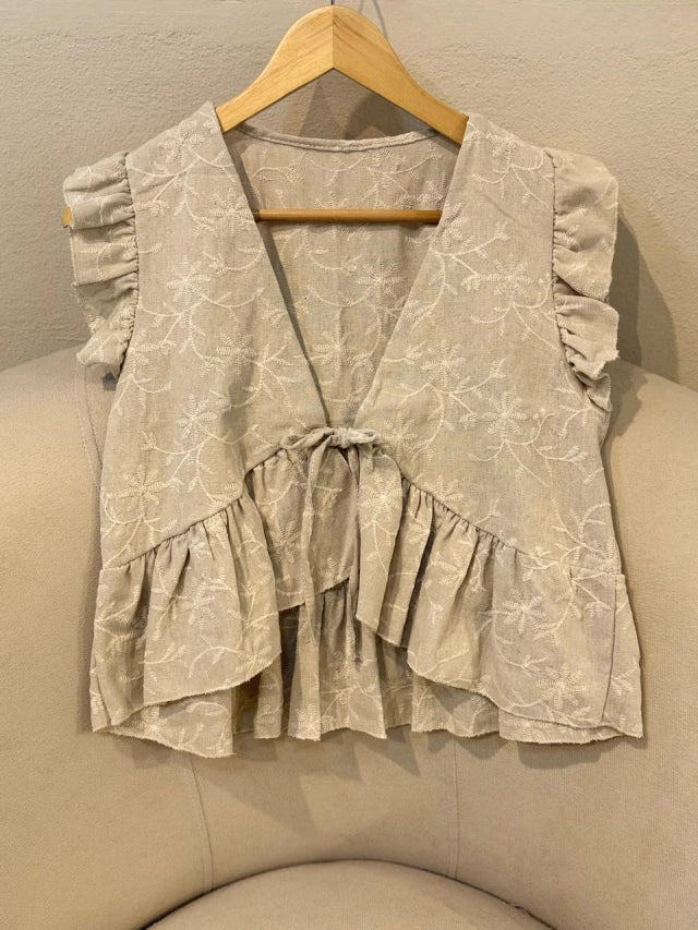 Top v con tiritas y volado lino bordado