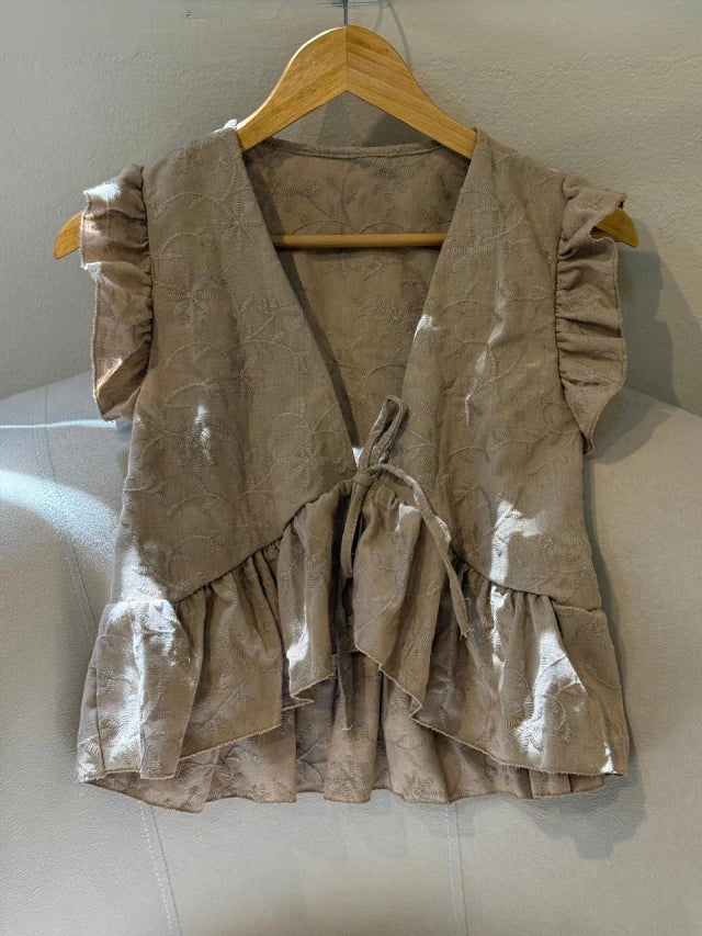 Top v con tiritas y volado lino bordado