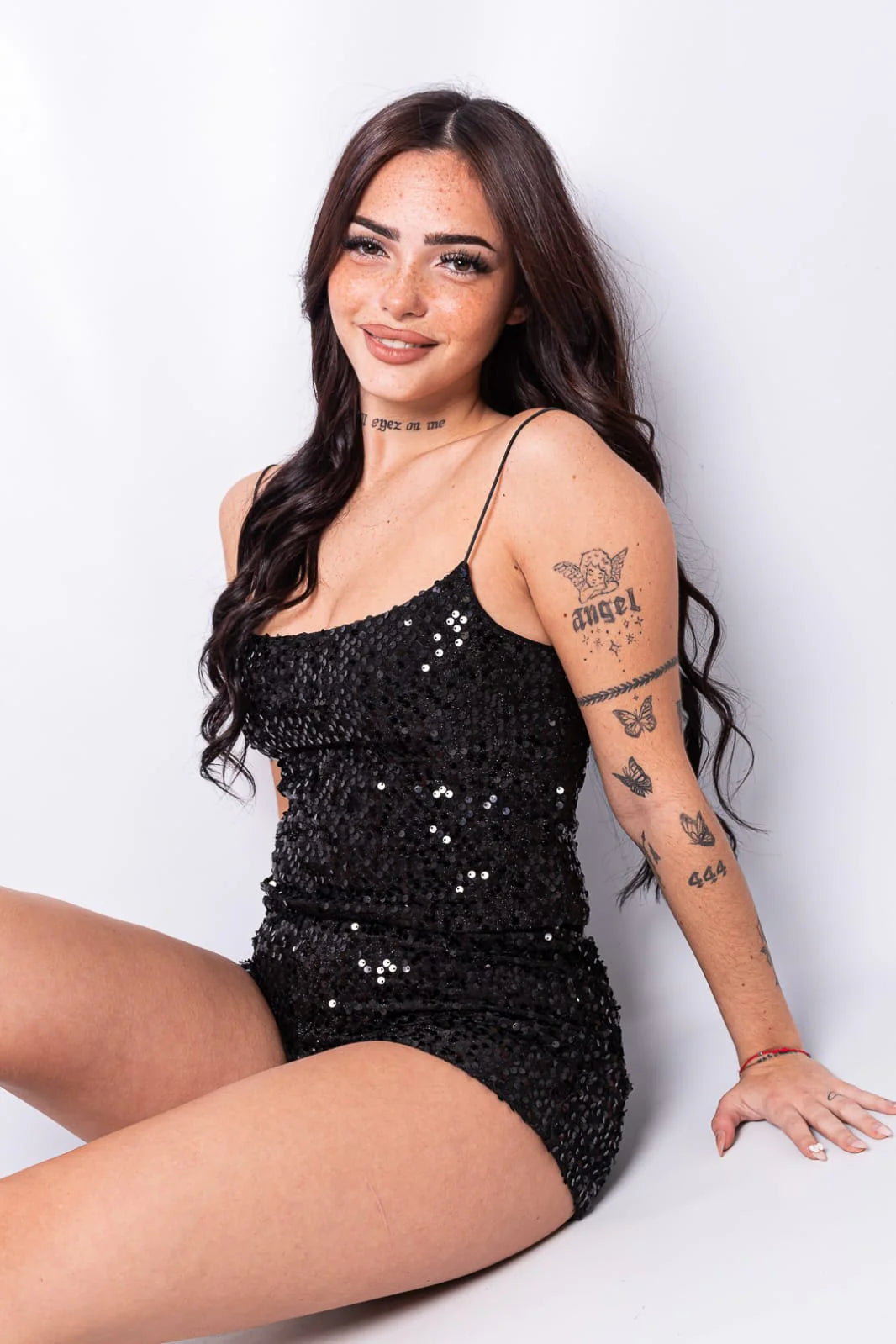 Top nailani lentejuelas