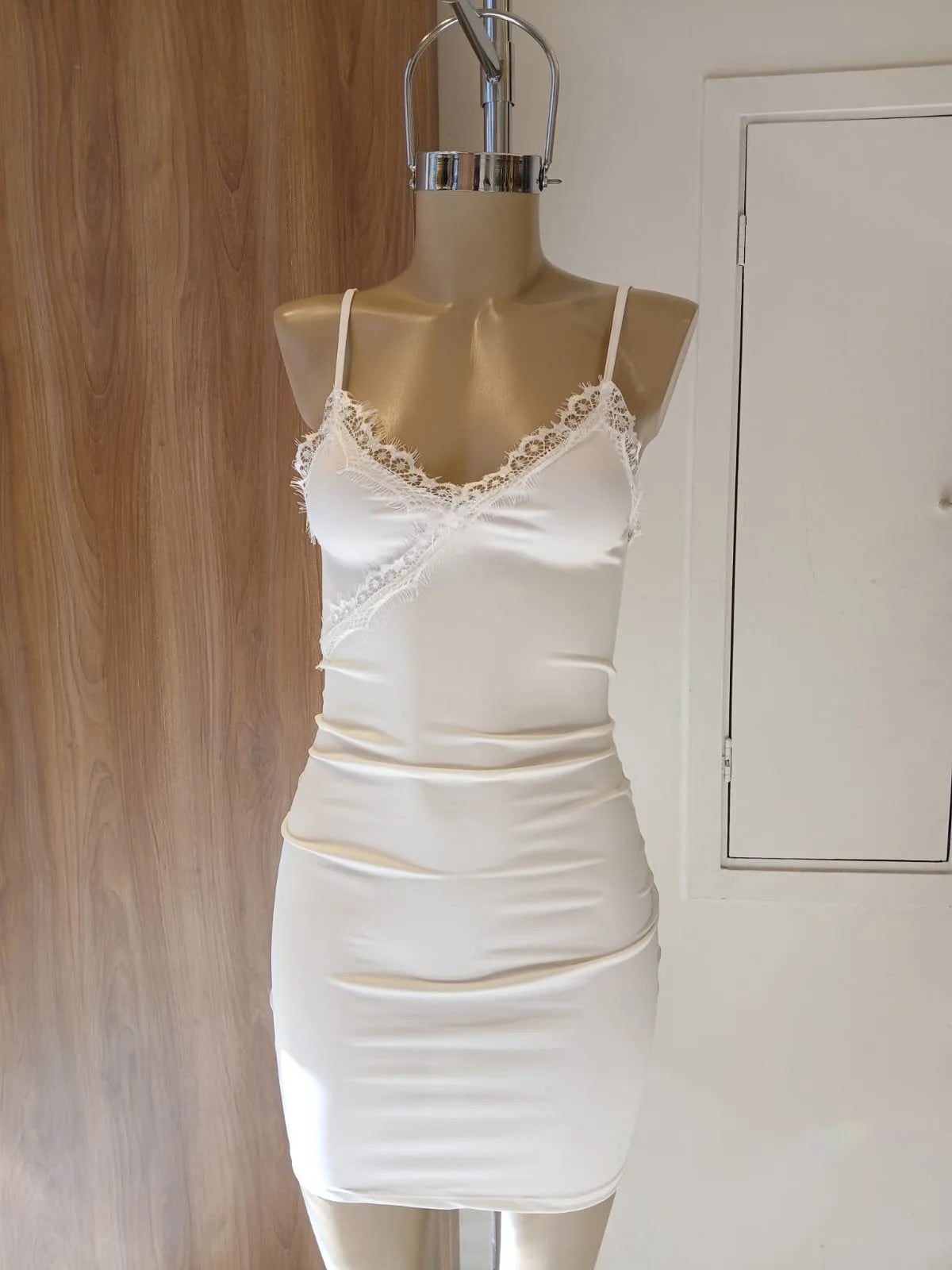 Vestido con puntilla cruzada