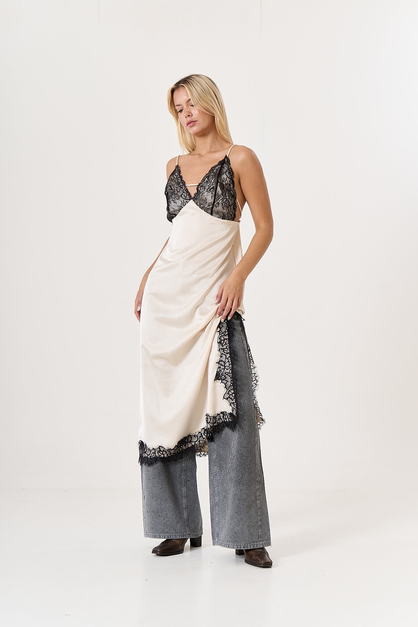 Vestido saten lencero con tazas de encaje