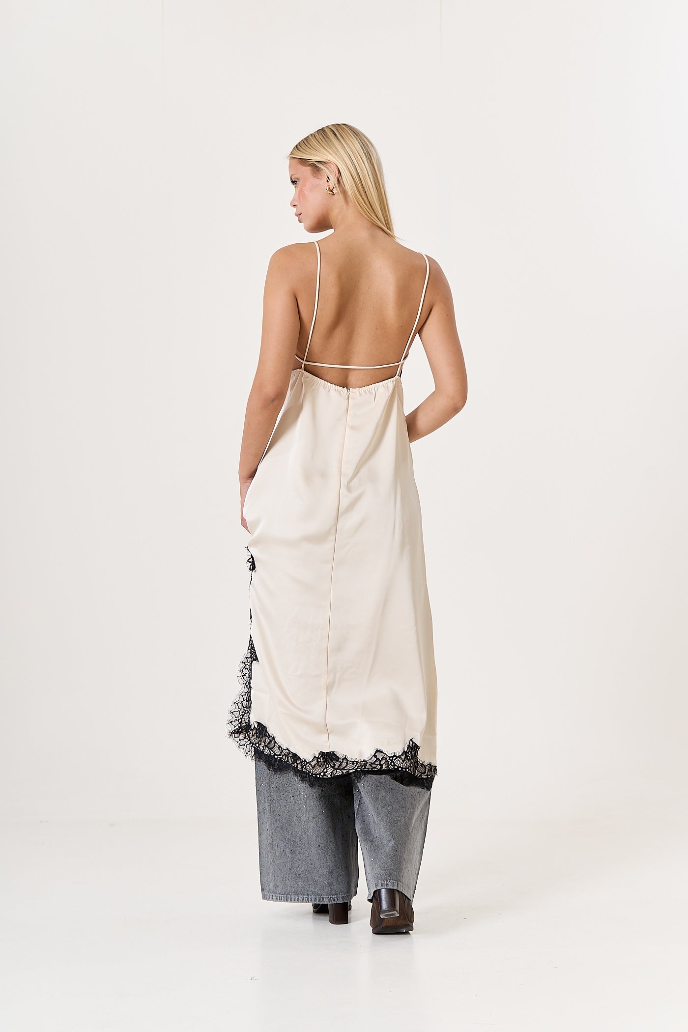 Vestido saten lencero con tazas de encaje