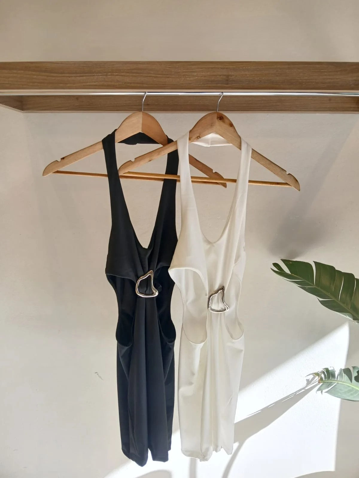 Vestido halter con aberturas laterales