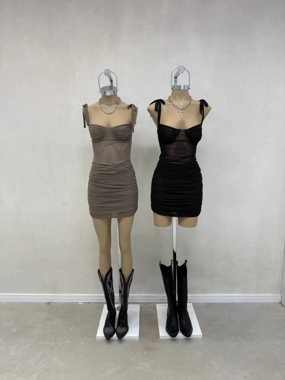 Vestido taza fruncida con tiras para atar microtul