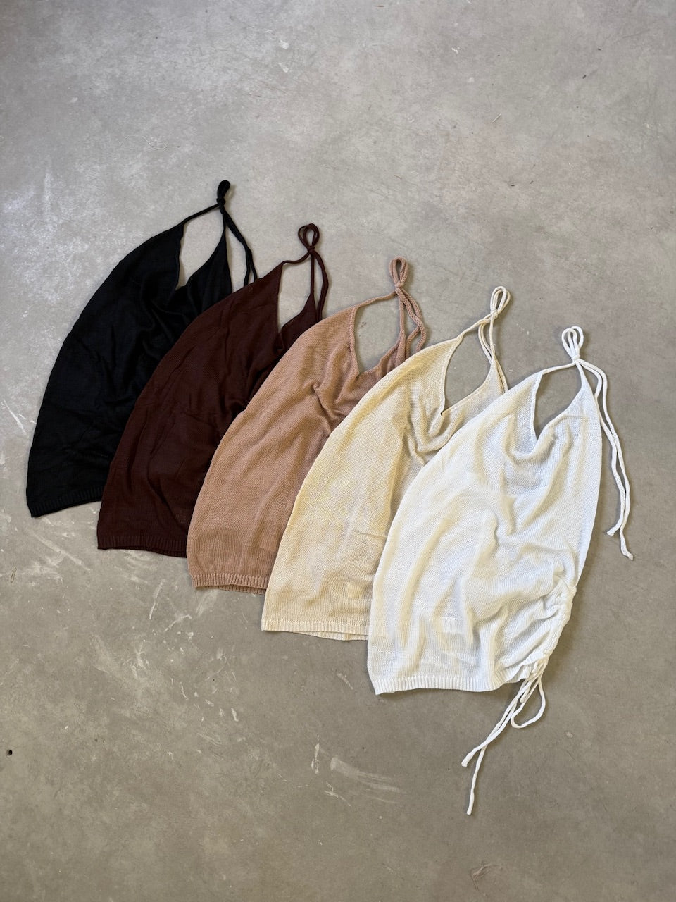 Vestido tejido halter con frunce en los costados