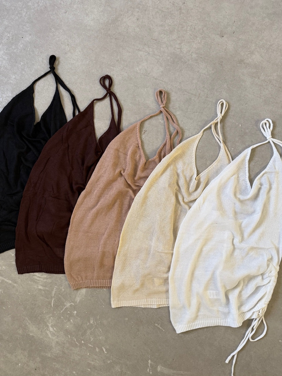 Vestido tejido halter con frunce en los costados